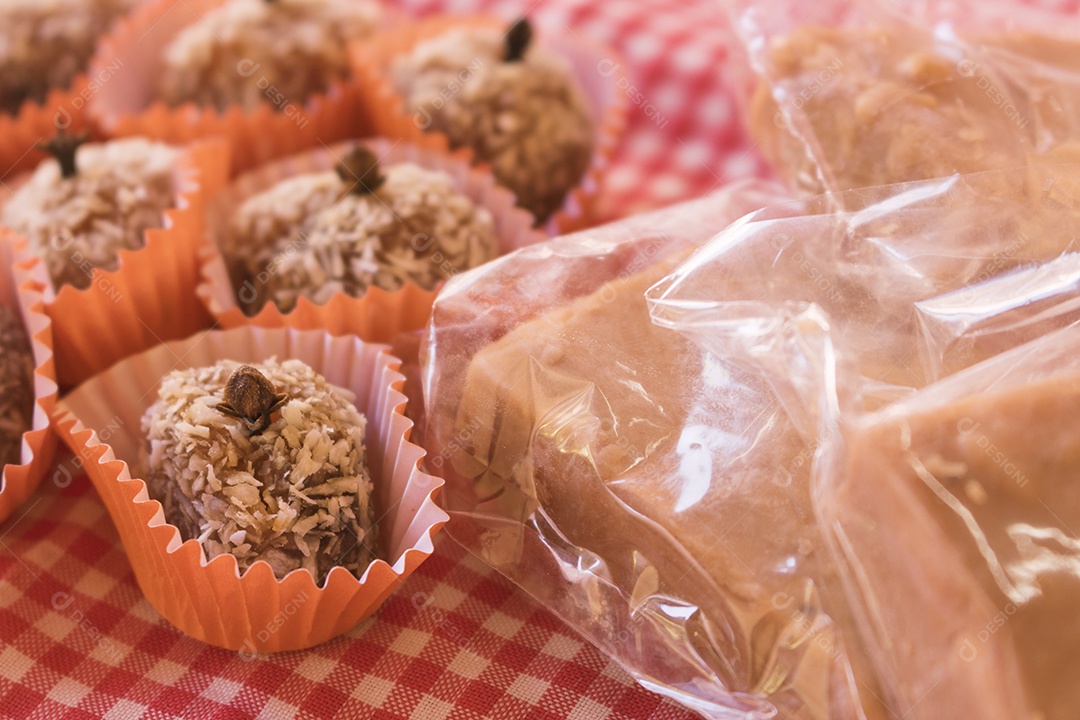 Bolo de leite de sobremesa brasileira em uma mesa de madeira. . Festa Junina