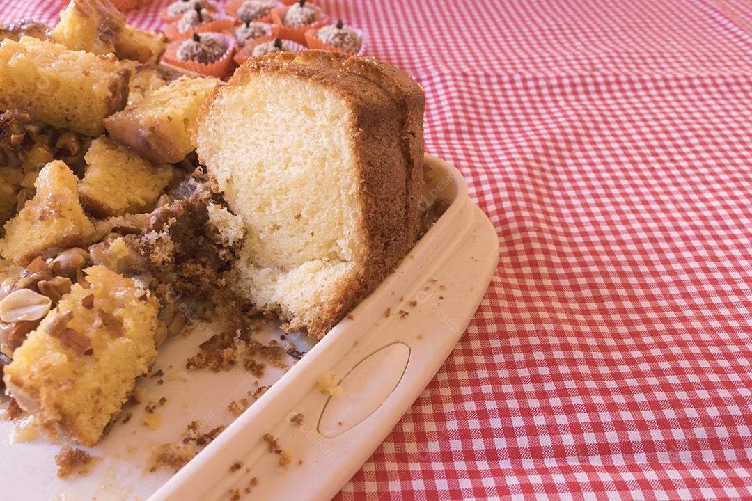 Bolo de leite de sobremesa brasileira em uma mesa de madeira. . Festa Junina