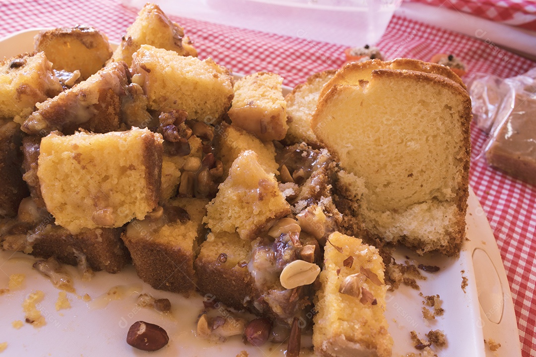 Bolo de leite de sobremesa brasileira em uma mesa de madeira. . Festa Junina