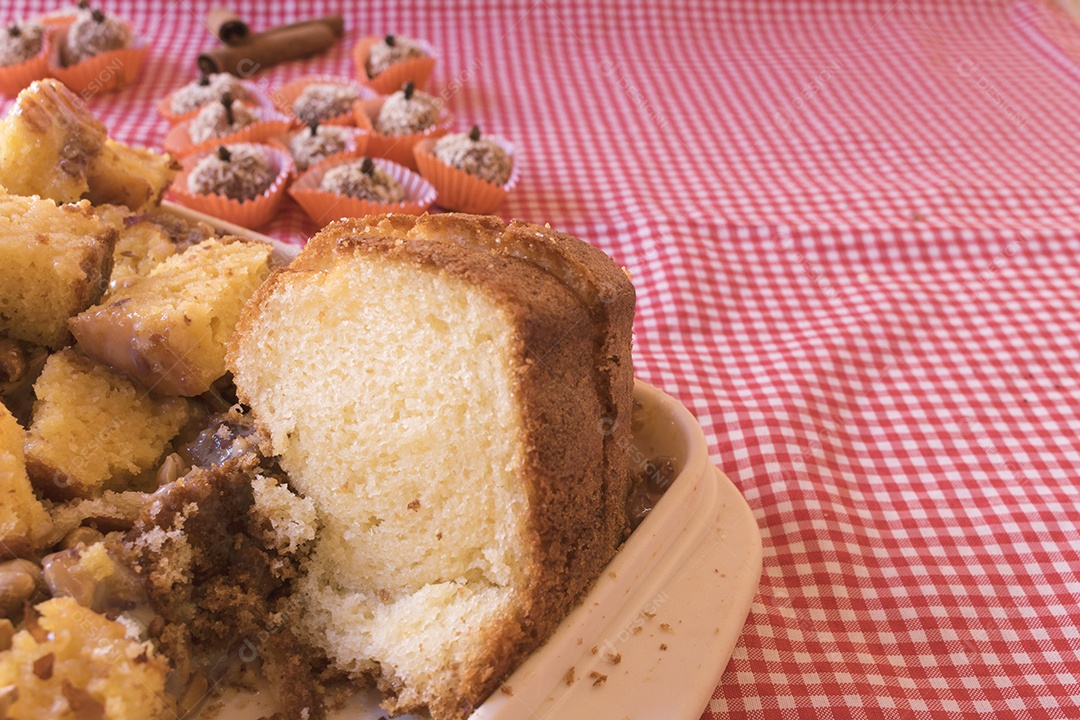 Bolo de leite de sobremesa brasileira em uma mesa de madeira. . Festa Junina