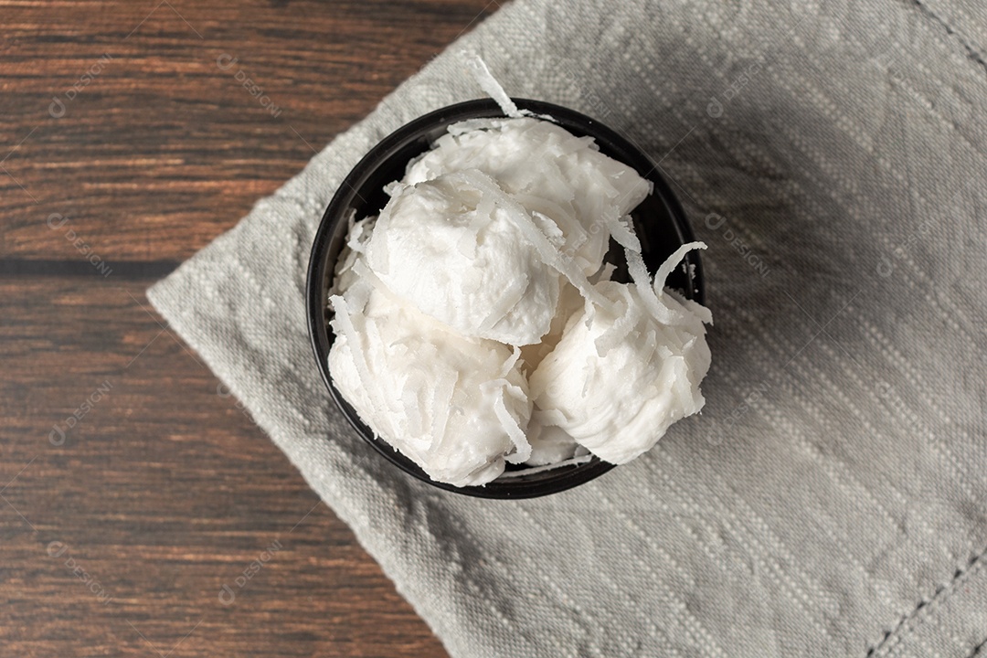 Bala de coco ou doce de coco brasileiro, um doce caseiro gourmet