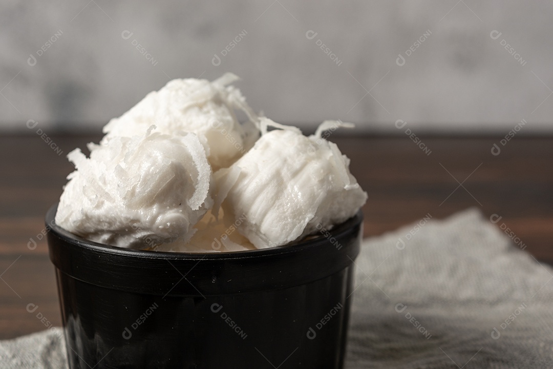 Bala de coco ou doce de coco brasileiro, um doce caseiro gourmet