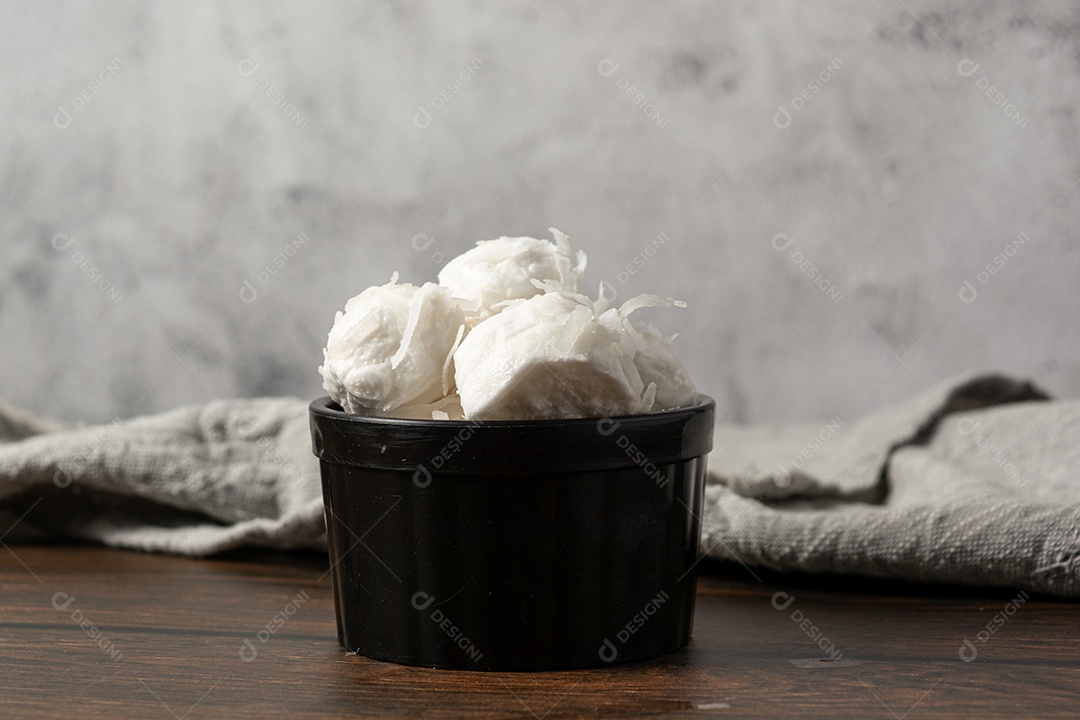 Bala de coco ou doce de coco brasileiro, um doce caseiro gourmet