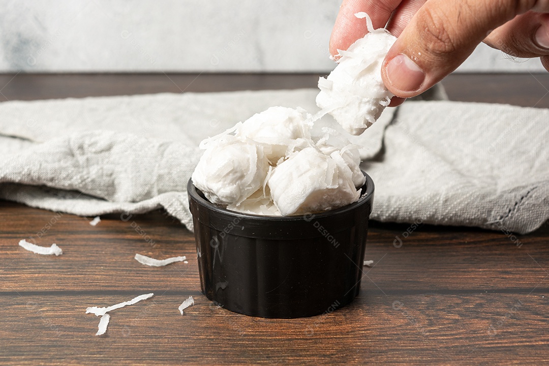 Bala de coco ou doce de coco brasileiro, um doce caseiro gourmet