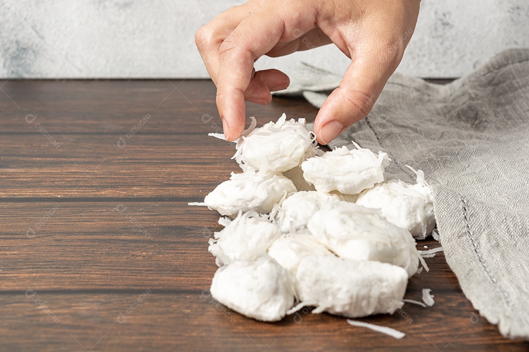 Bala de coco ou doce de coco brasileiro, um doce caseiro gourmet