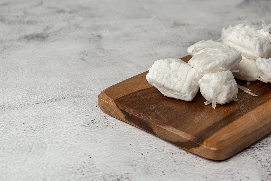 Bala de coco ou doce de coco brasileiro, um doce caseiro gourmet