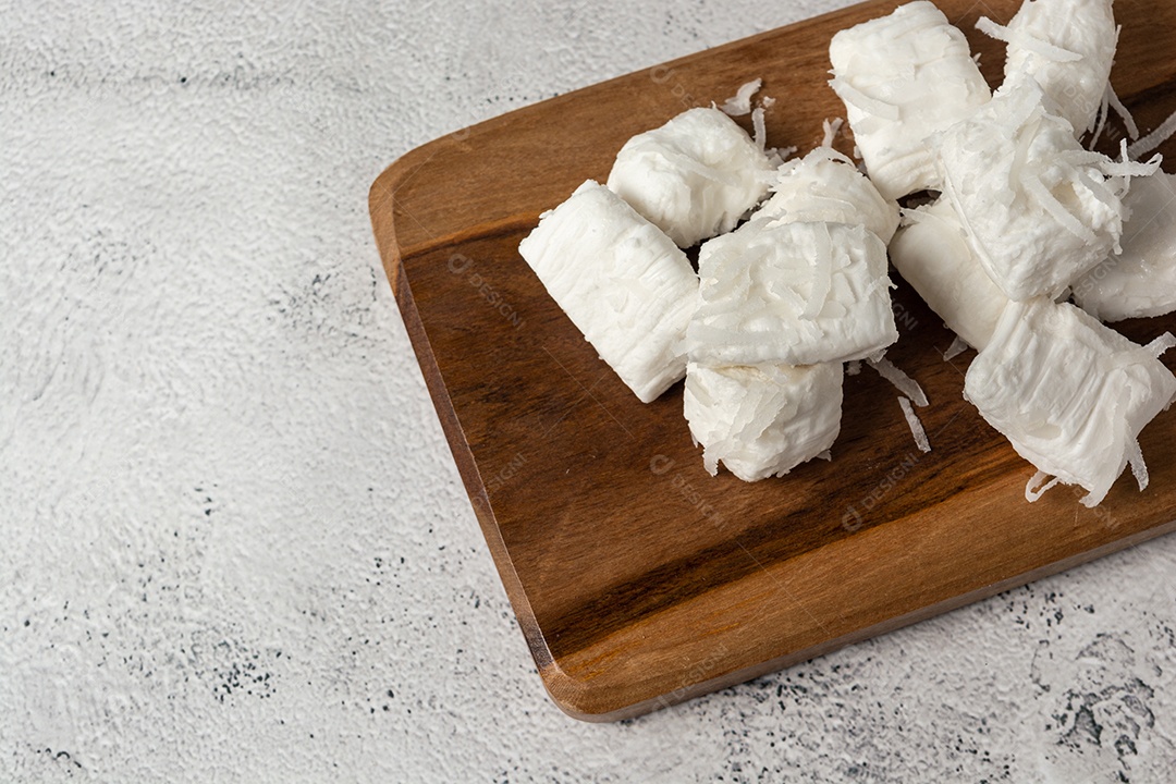 Bala de coco ou doce de coco brasileiro, um doce caseiro gourmet