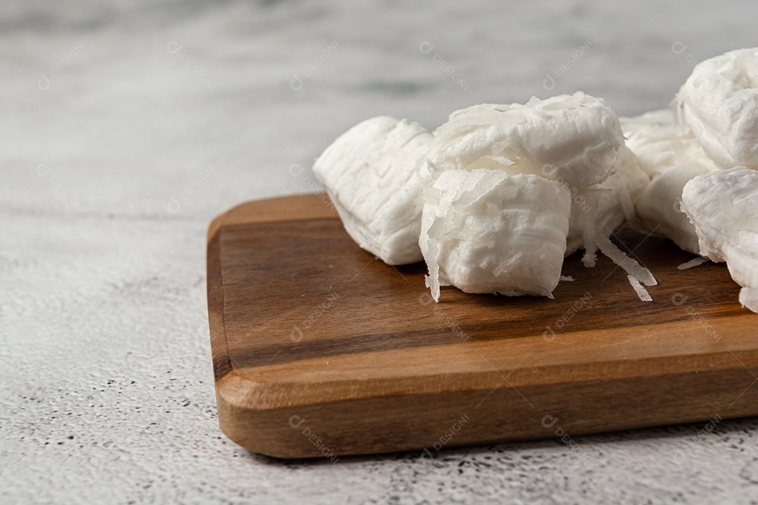 Bala de coco ou doce de coco brasileiro, um doce caseiro gourmet