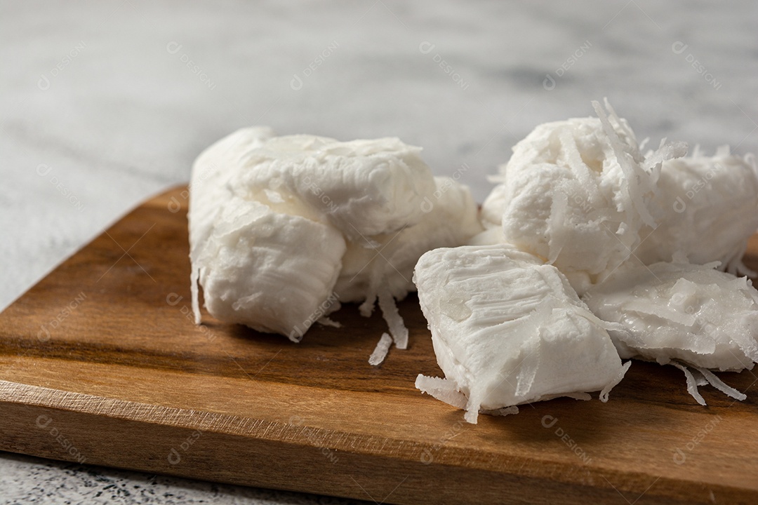 Bala de coco ou doce de coco brasileiro, um doce caseiro gourmet