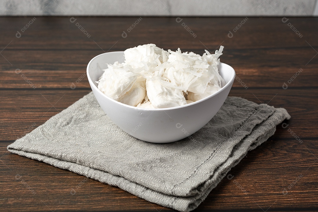 Bala de coco ou doce de coco brasileiro, um doce caseiro gourmet