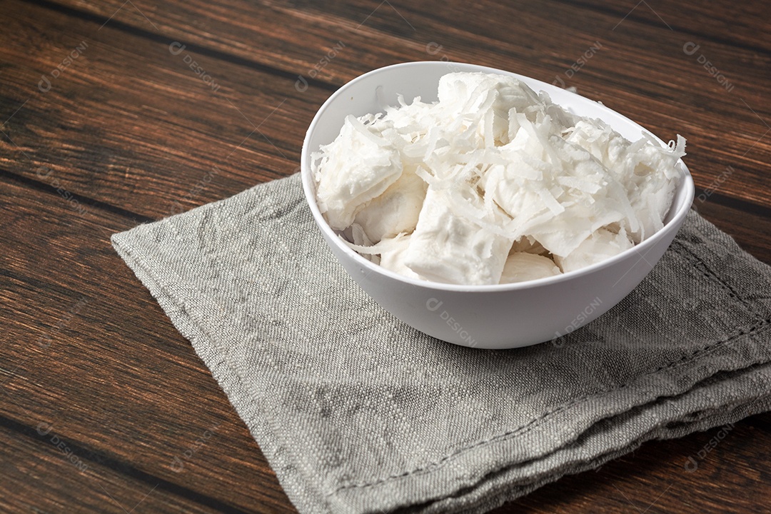 Bala de coco ou doce de coco brasileiro, um doce caseiro gourmet