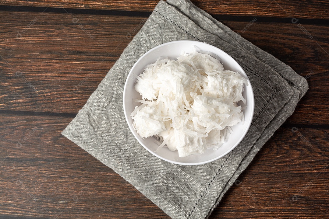 Bala de coco ou doce de coco brasileiro, um doce caseiro gourmet