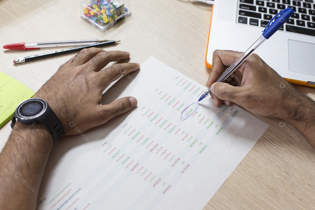 Controle financeiro. Concentre-se nas mãos e na carta de controle financeiro