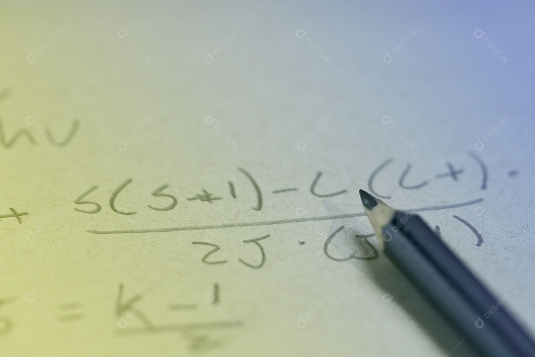 Fórmula de caligrafia em um papel com caneta. Conceito de sucesso comercial