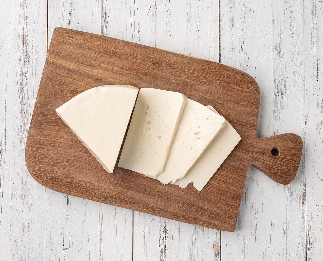 Queijo Canastra fresco artesanal com tábua de madeira.