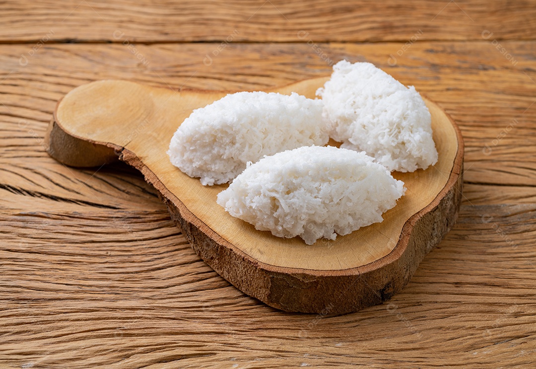 Cocada, doce de coco latino-americano tradicional com coco ralado.