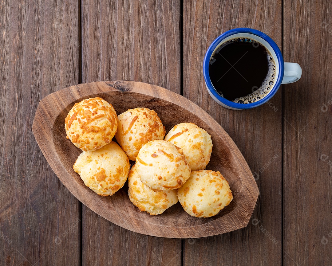 Pão de queijo brasileiro típico em um prato com café, manteiga