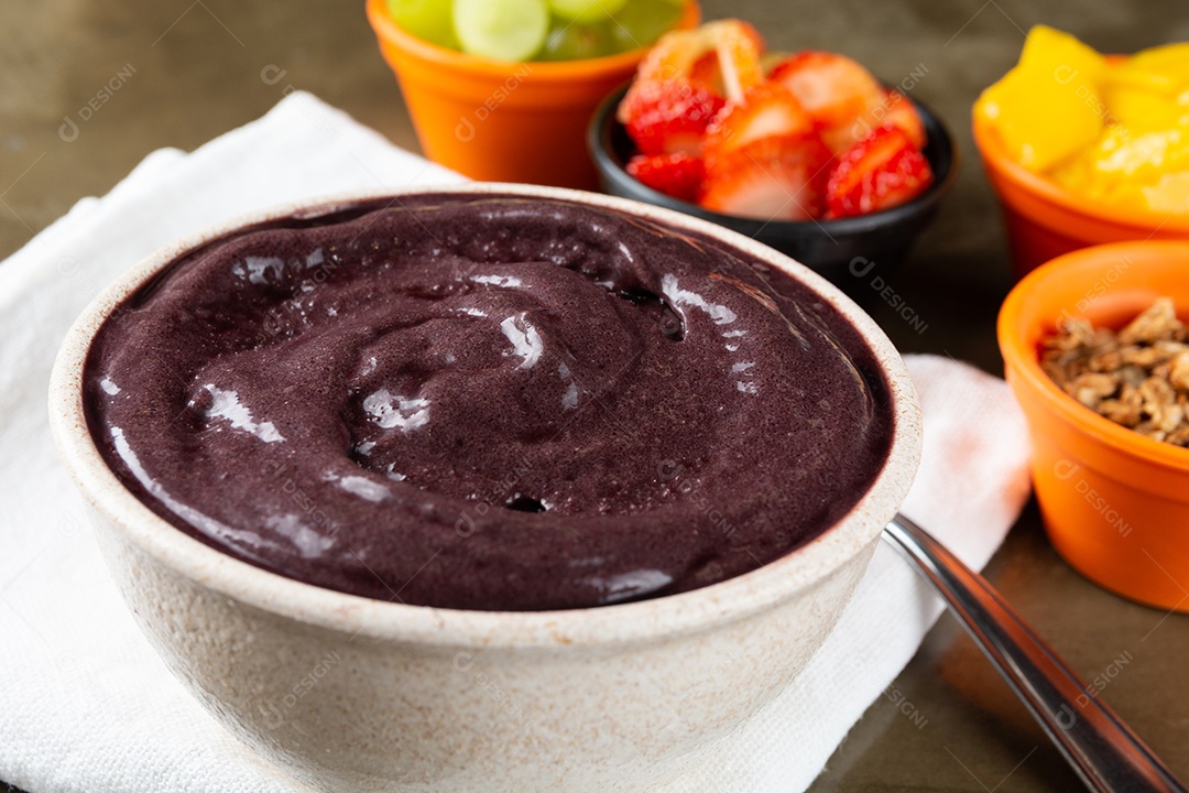 Açaí na tigela com morango, manga e uva colorido