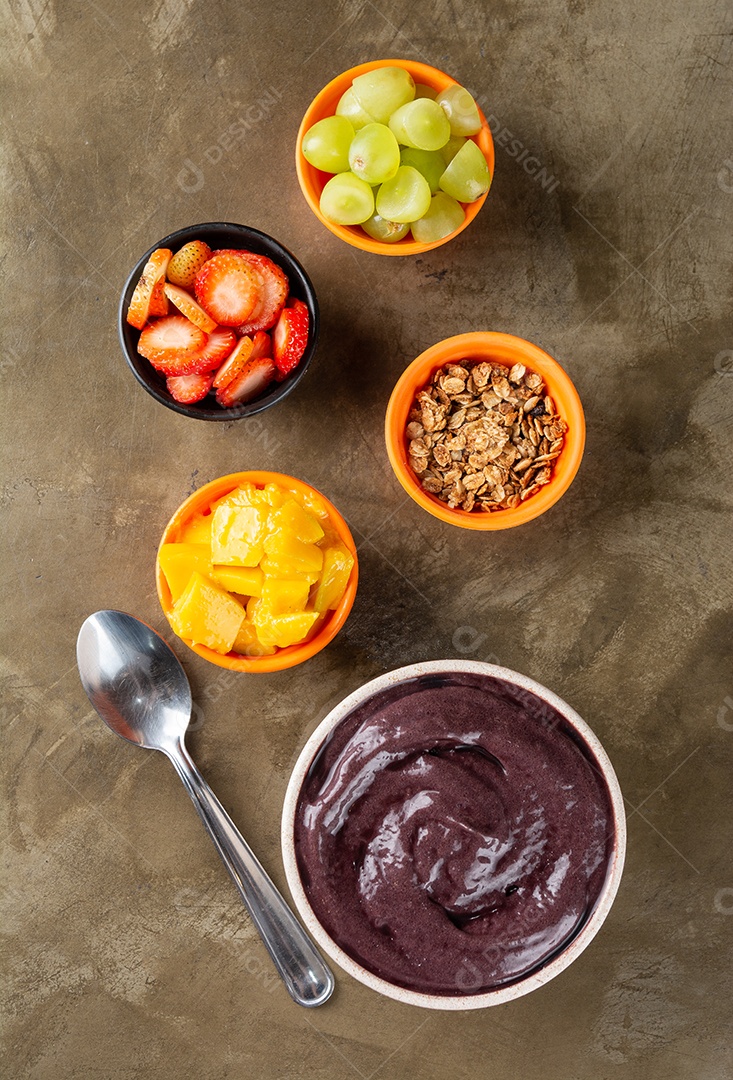 Açaí na tigela com morango, manga e uva colorido