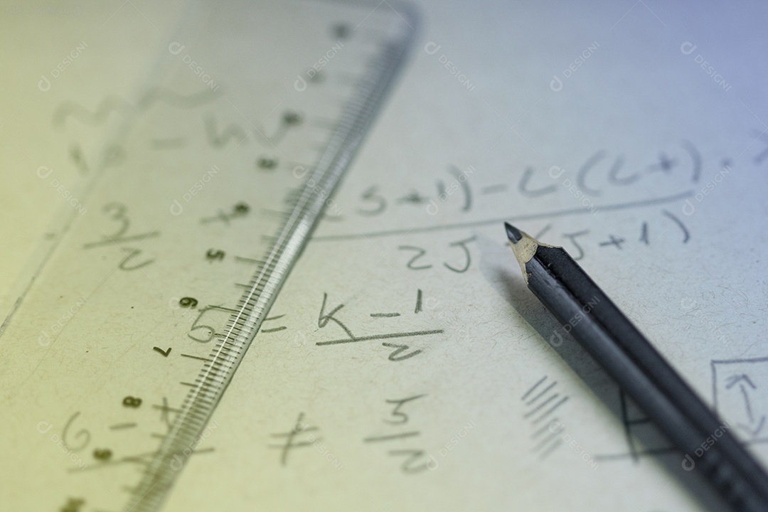 Fórmula de caligrafia em um papel com caneta. Conceito de sucesso comercial