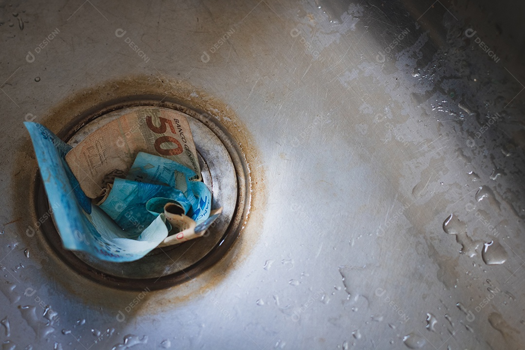 Dinheiro jogado na pia cinza