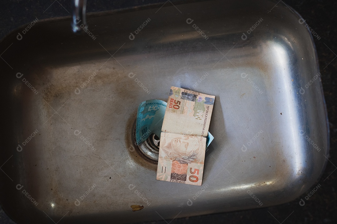 Dinheiro jogado no ralo da pia