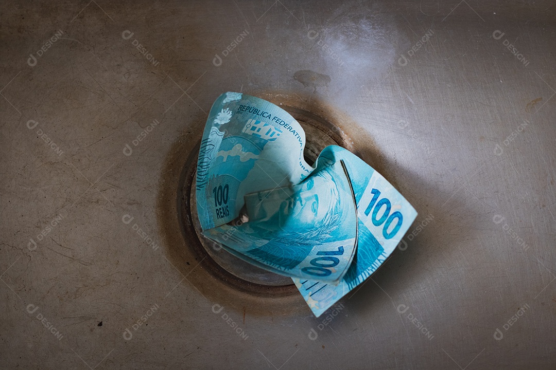 Dinheiro jogado no ralo da pia