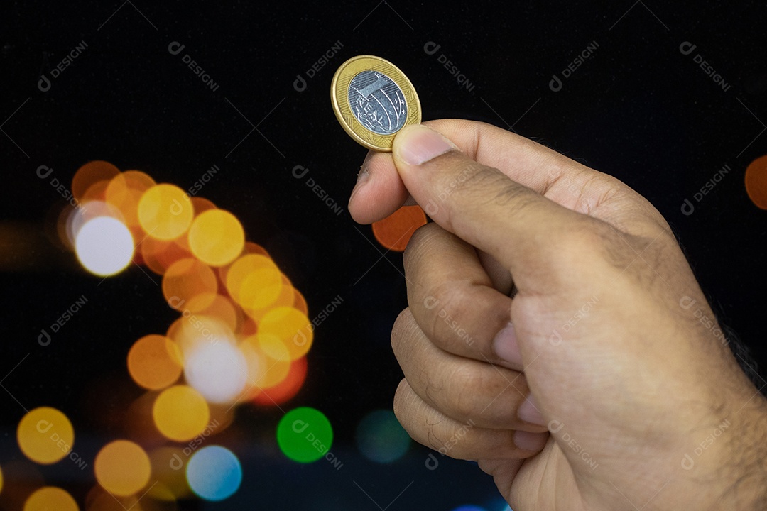 envelhecendo uma moeda brasileira em um fundo desfocado