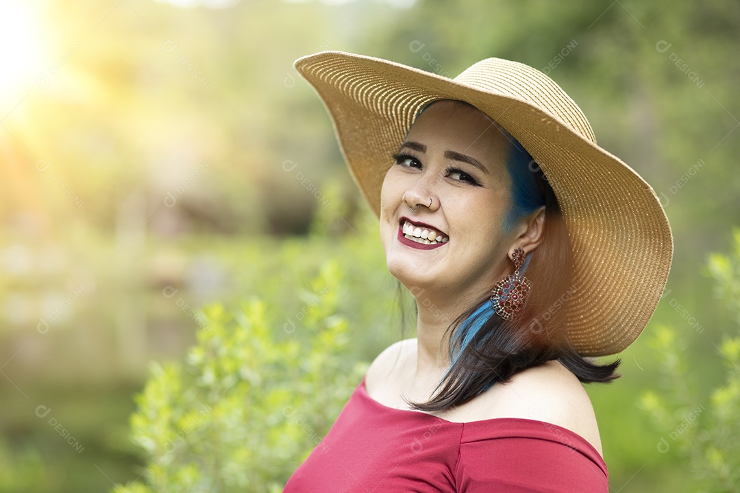 Linda mulher gravida sobre uma lindo local paisagem