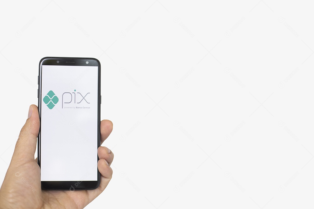 Mão pessoa segurando celular com logo do pix