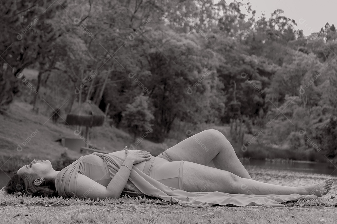 Linda mulher gravida sobre uma lindo local paisagem