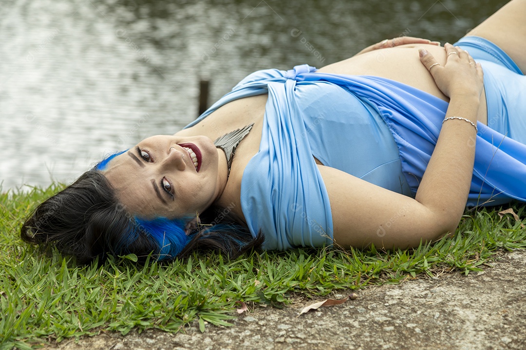 Linda mulher gravida sobre uma lindo local paisagem