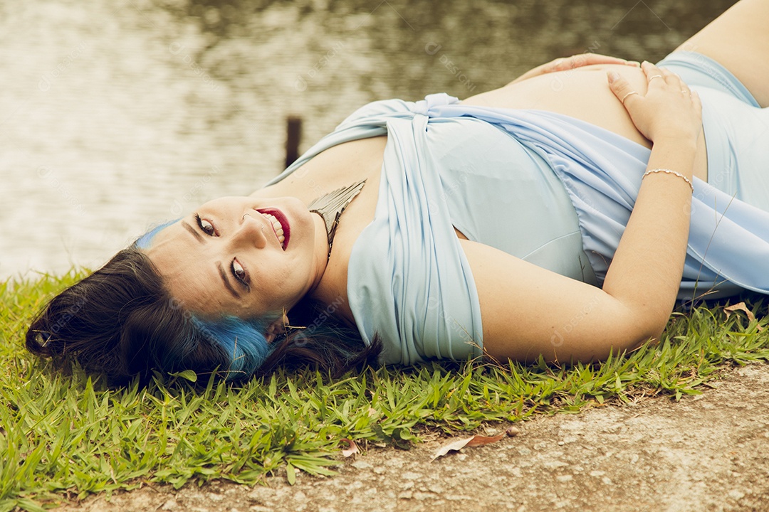 Linda mulher gravida sobre uma linda paisagem