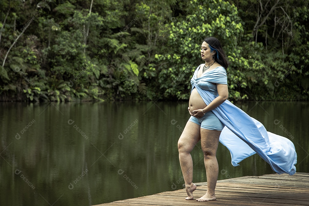 Linda mulher gravida sobre uma linda paisagem