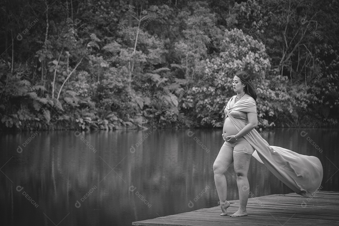 Linda mulher gravida sobre uma linda paisagem