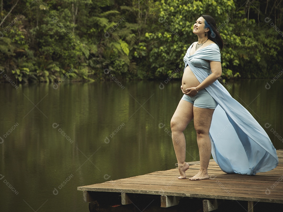 Linda mulher gravida sobre uma linda paisagem