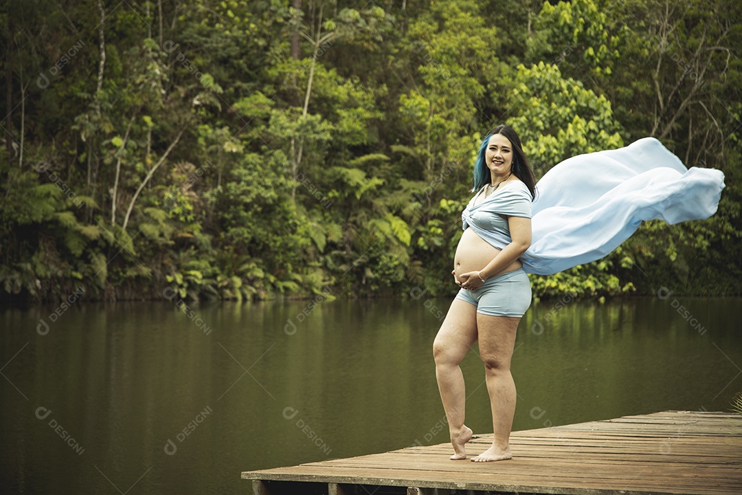 Linda mulher gravida sobre uma linda paisagem