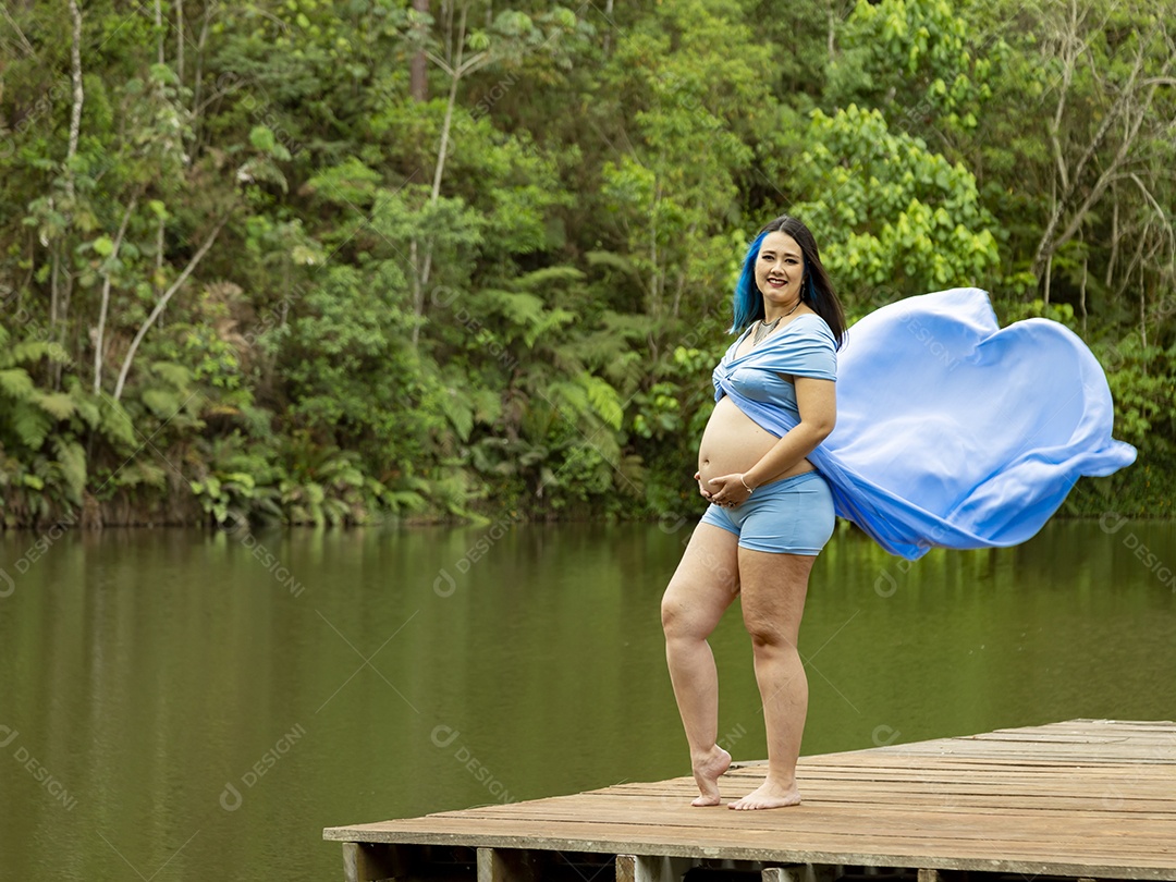 Linda mulher gravida sobre uma linda paisagem