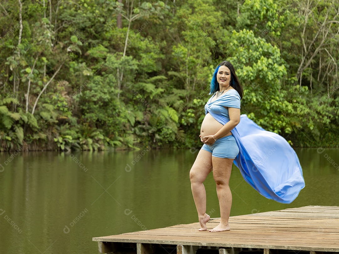 Linda mulher gravida sobre uma linda paisagem