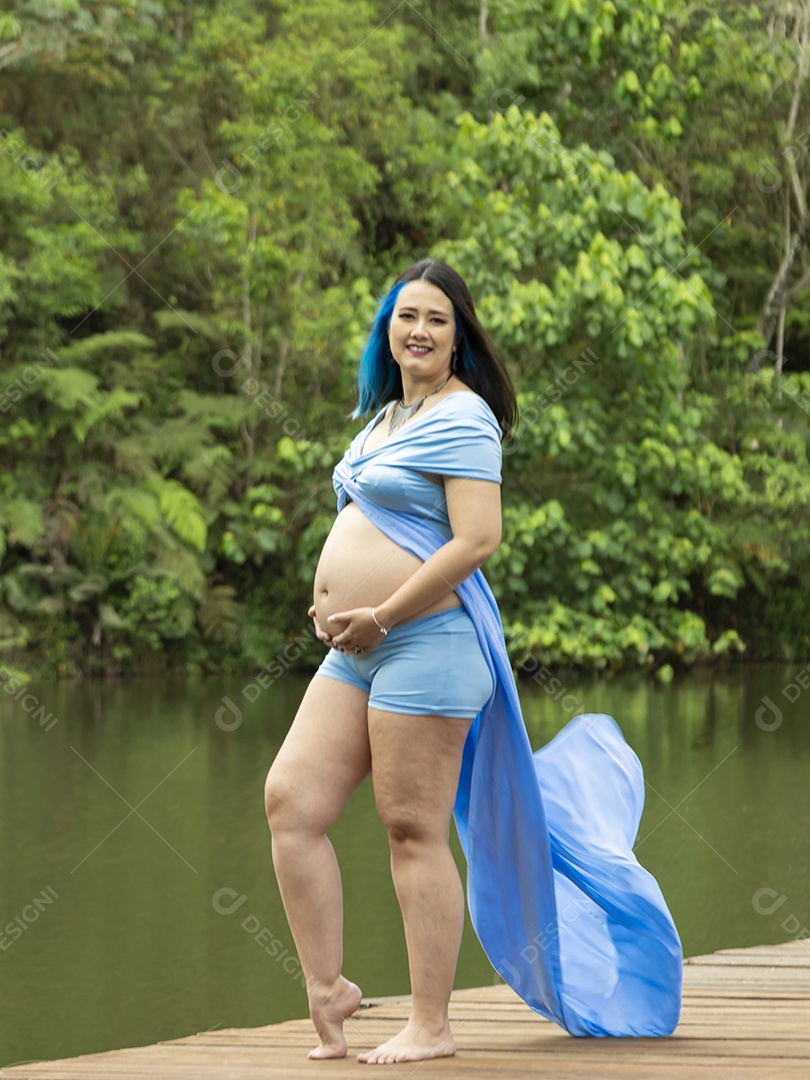 Linda mulher gravida sobre uma linda paisagem