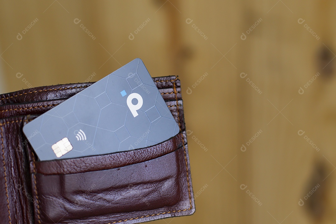 Cartão de credito sobre uma carteira preta de couro