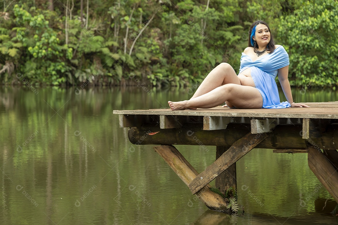 Linda mulher gravida sobre uma linda paisagem