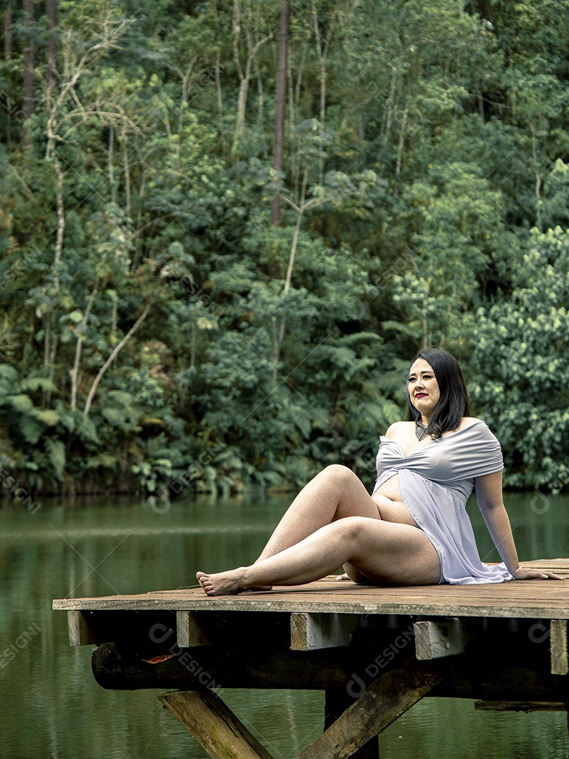 Linda mulher gravida sobre uma linda paisagem