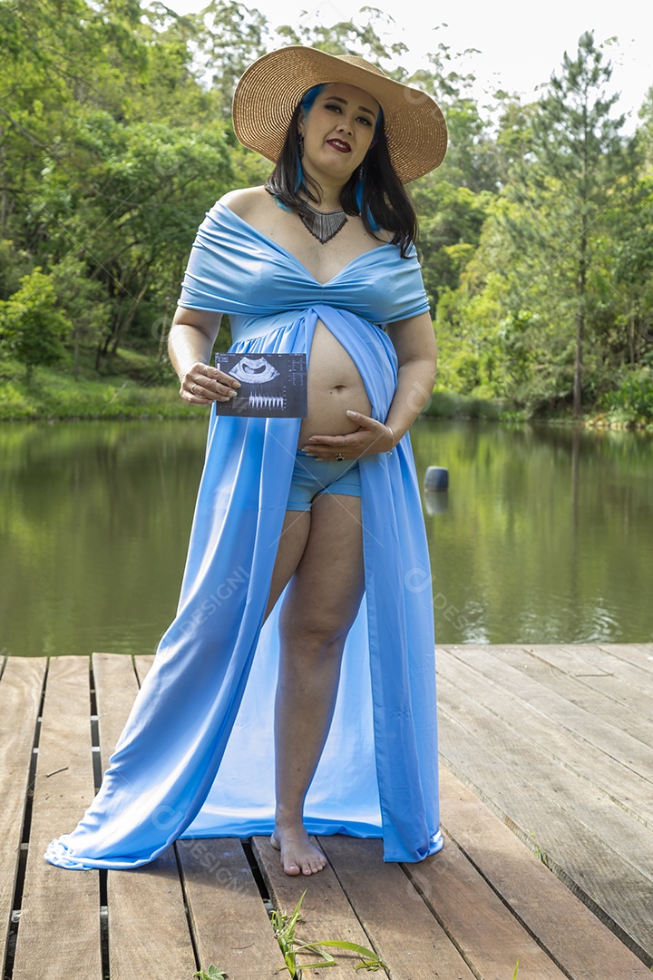 Linda mulher gravida sobre uma linda paisagem