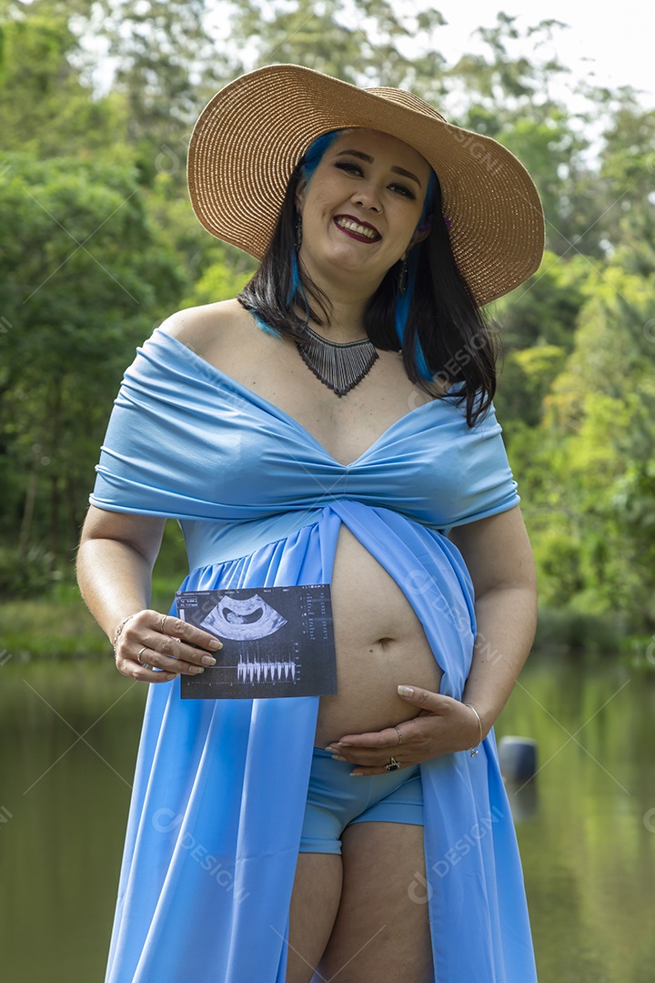 Linda mulher gravida sobre uma linda paisagem