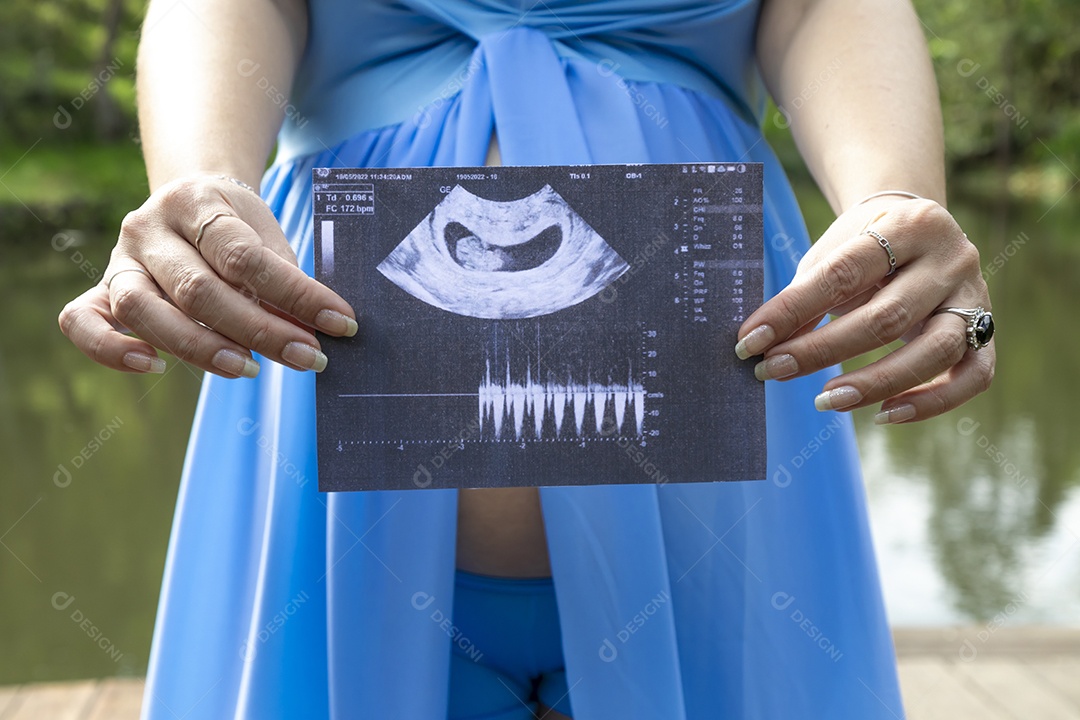 Linda mulher gravida sobre uma linda paisagem