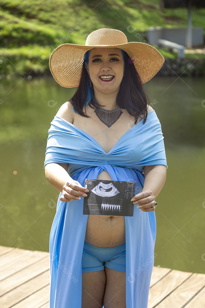 Linda mulher gravida sobre uma linda paisagem