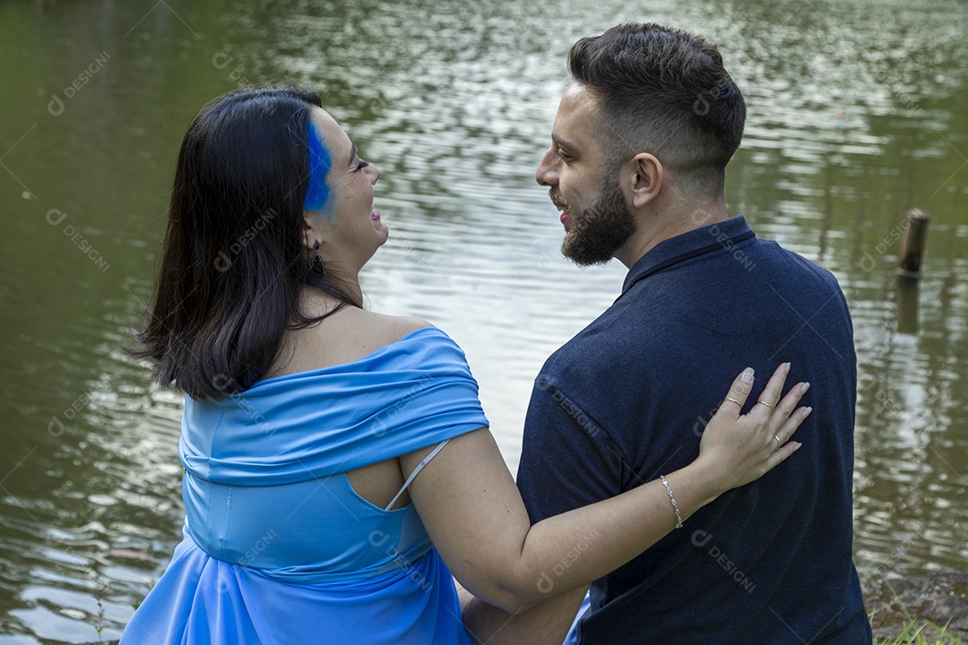 Lindo casal felizes e sorridente sobre uma lindo lago