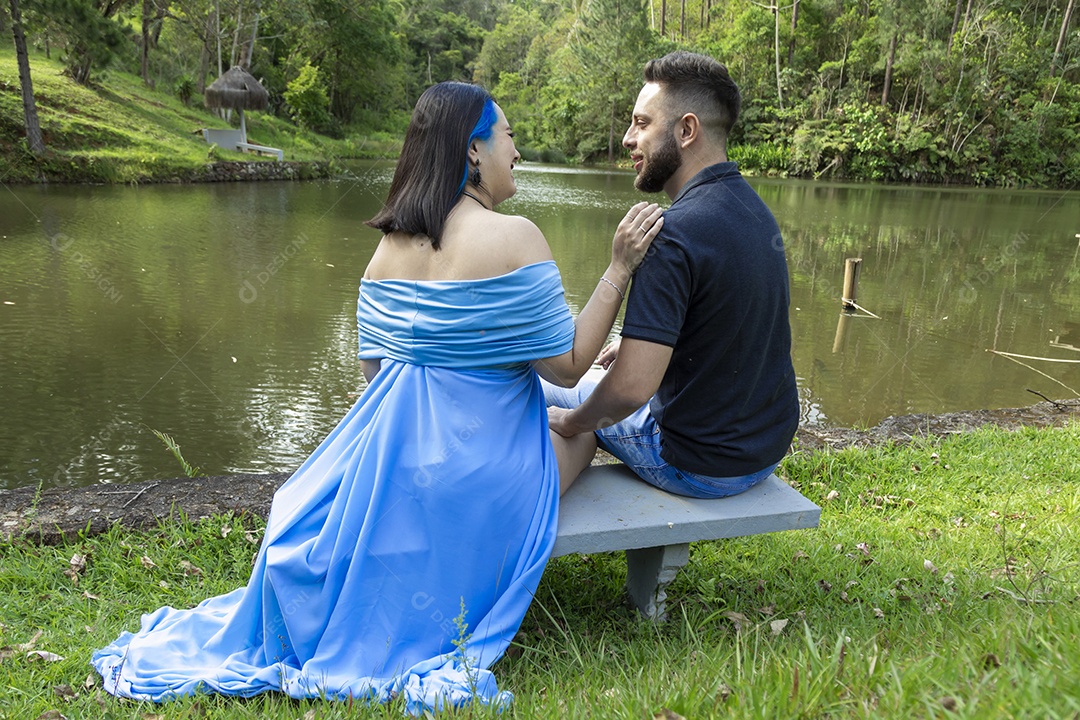 Homem com ao lado de sua esposa gravida sobre um lindo lugar paisagem