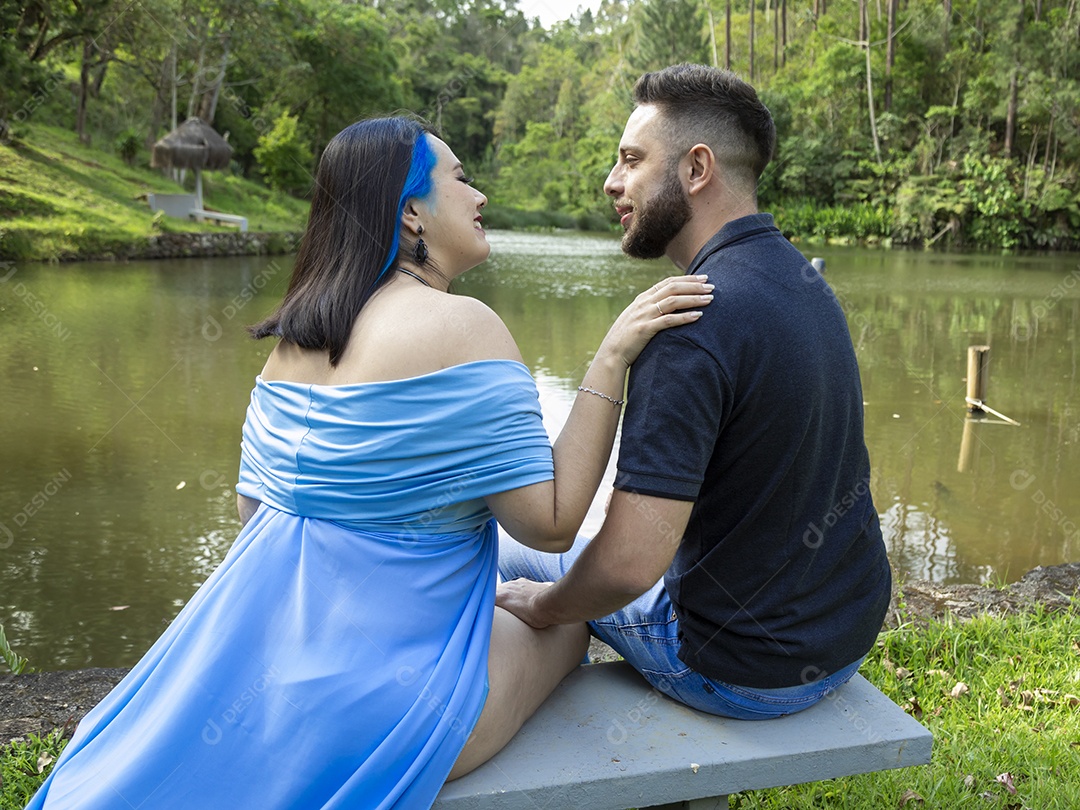 Homem com ao lado de sua esposa gravida sobre um lindo lugar paisagem